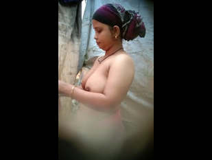 Desi Bhabhi Bathing Record In Hidden Cam