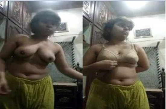 Paki Girl Showing Boobs