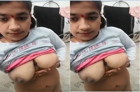 Desi Girl Shows Her Boobs And Pussy