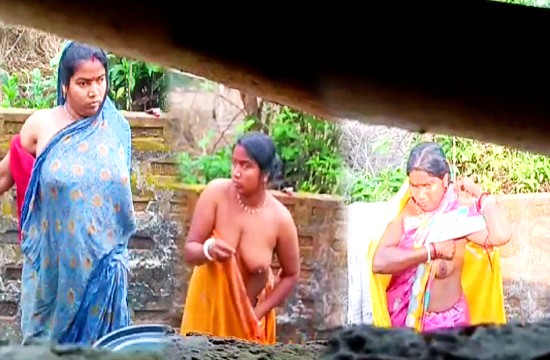 Bhabhi Bathing Secretly Recorded By Neighbour