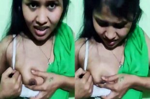 Desi Girl Shows Her Milky Boobs